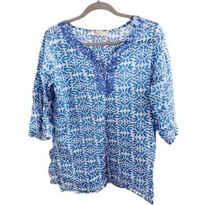 BluThreads by RockFlowerPaper Appliqué V Neck Cotton Top in Blue